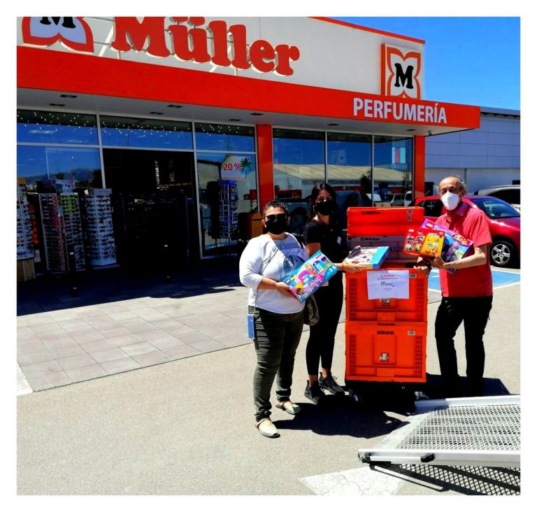 Personal de Mater recibe los juguetes de Müller Mallorca