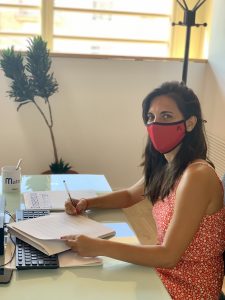 Inmaculada Picornell, coordinadora del servicio, con uno de los convenios