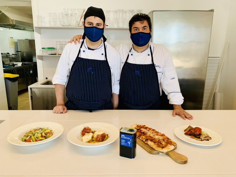 Joan Vila i Tomeu Suau preparen la nova oferta gastronòmica de Mater Ariany