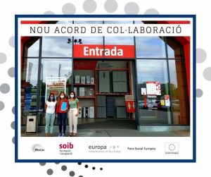 Responsables del servei d'Inserció Laboral a l'entrada de Bauhaus