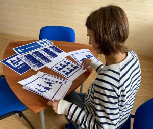 Trabajando en la selección de pictogramas para señalizar espacios de Mater