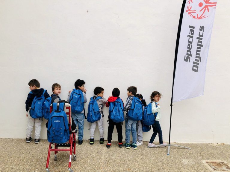 Nins i nines amb les motxilles d'Special Olympics Espanya