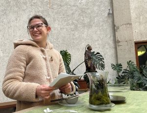 Elena Cerdà llegeix les qualitats de les persones que formam la família Mater