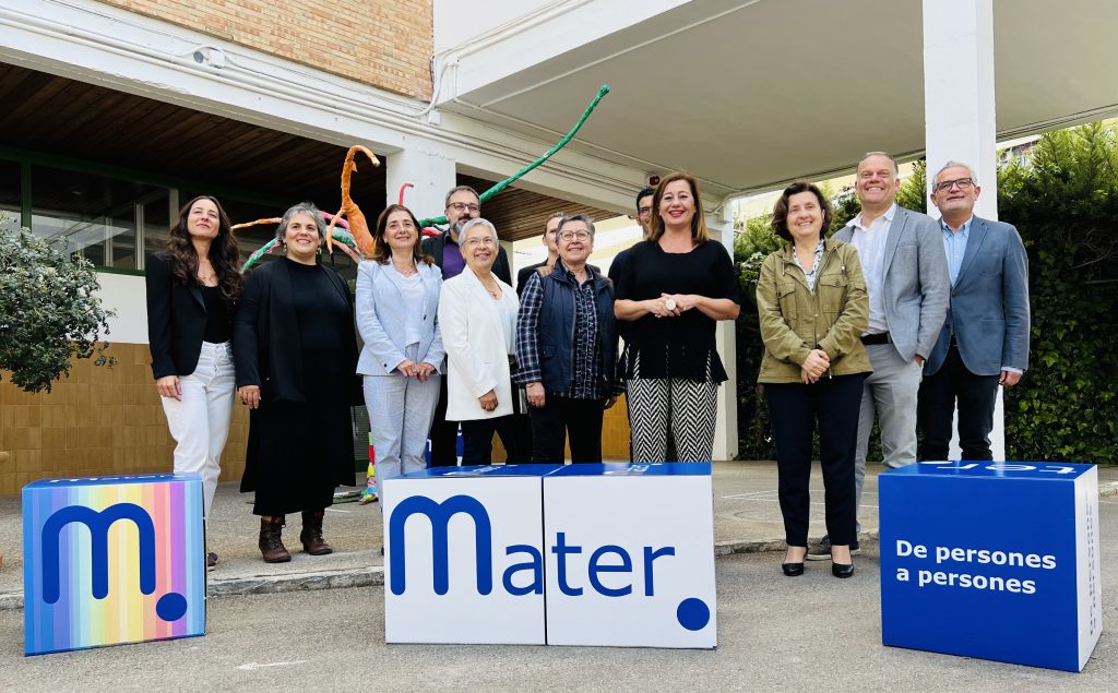 La directiva de Mater i la comitiva política en una foto de grup.