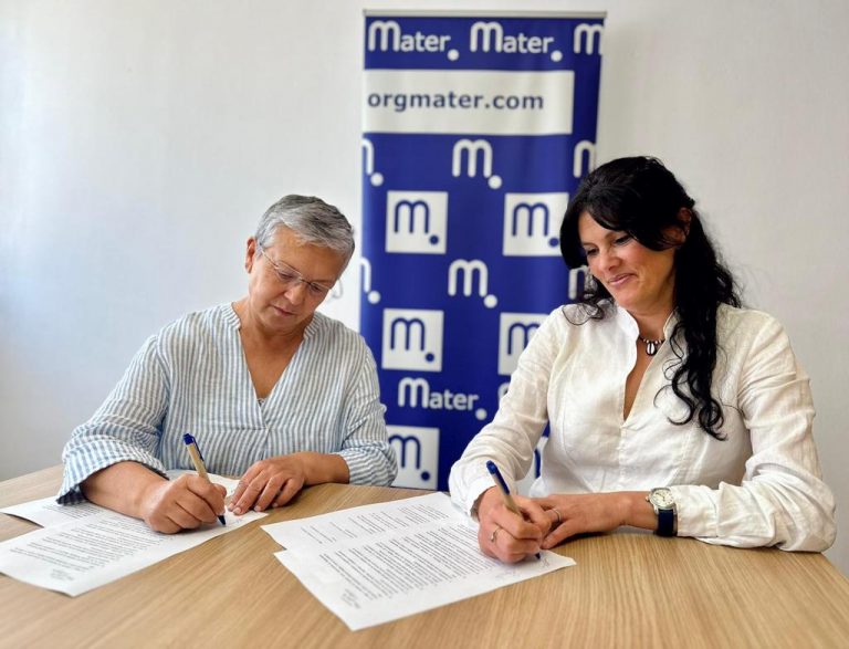 Bàrbara Mestre i Aurora Sampol signen el conveni de col·laboració