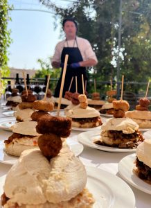 Una taula farcida de llonguets de variat, el plat estrella de Mater Sineu.