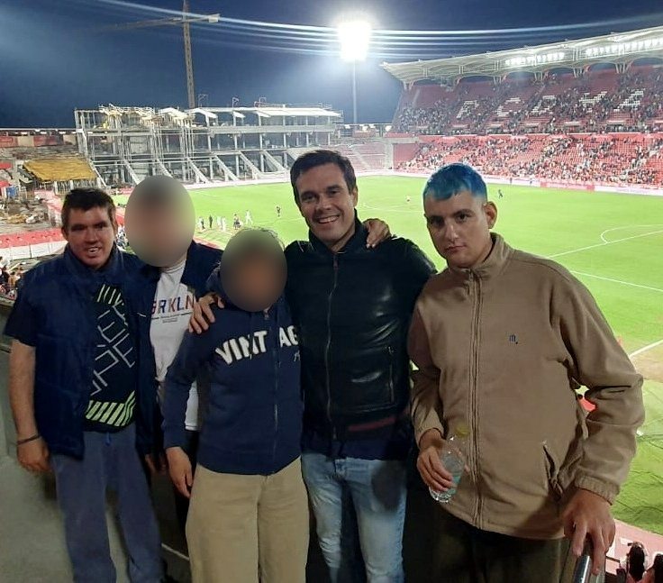 Edu i 4 persones de la residència Mater assisteixen al partit entre el Mallorca i el València.