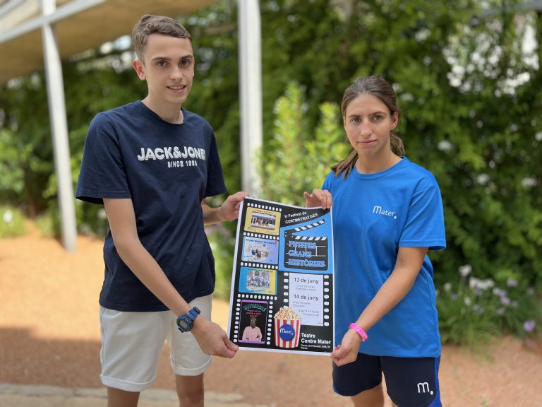 Dos alumnes amb el cartell que anuncia el festival de curtmetratges de Centre Mater.