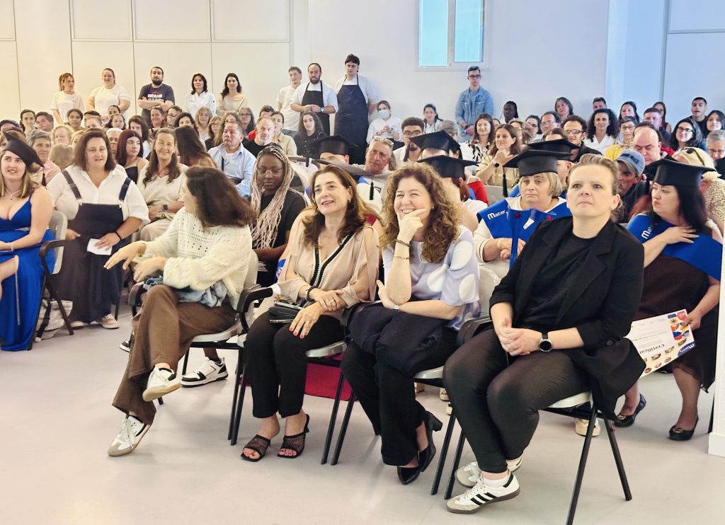 Graduació de Formació Dual: el públic assistent somriu