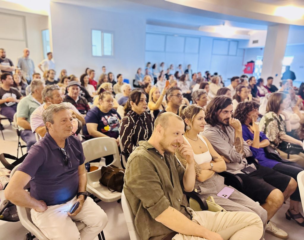 Graduació de Formació Dual: professors escolten amb atenció